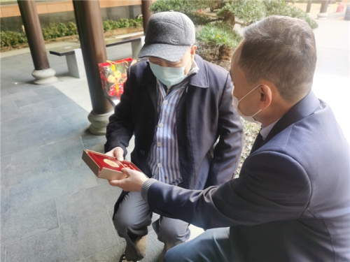 【关怀慰问】新年送祝福  致敬老战士——cq9电子入口集团领导上门慰问老干部